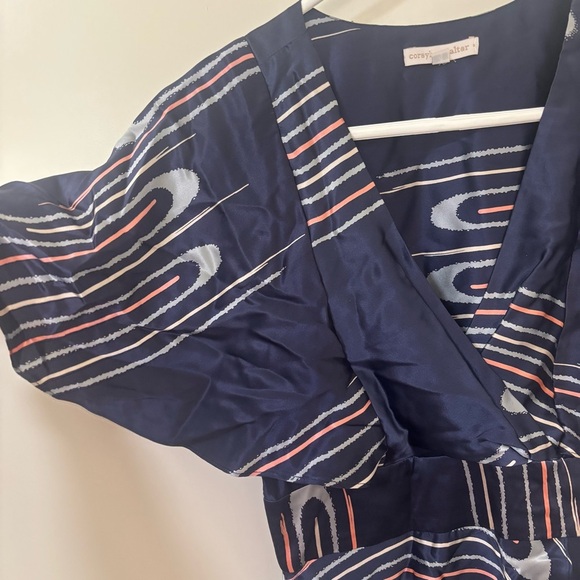 Coreylynn Carter blue satin abstract retro print flutter sleeve dress size 4 - Picture 3 of 11